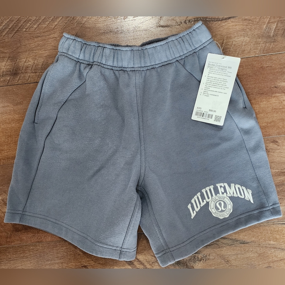 F32-NWT Lululemon Scuba Oversized MR Short 7"
Graphic, Size XL
